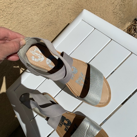 Sorel metallic silver leather sandals with grey elastic straps size 10.5 - Picture 10 of 12